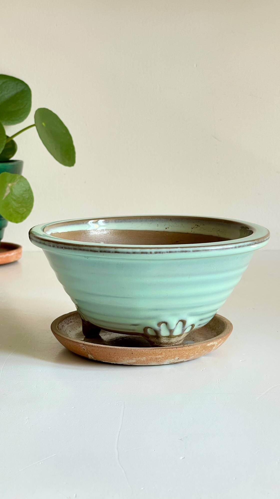 Pot tripode et soucoupe céramique vintage