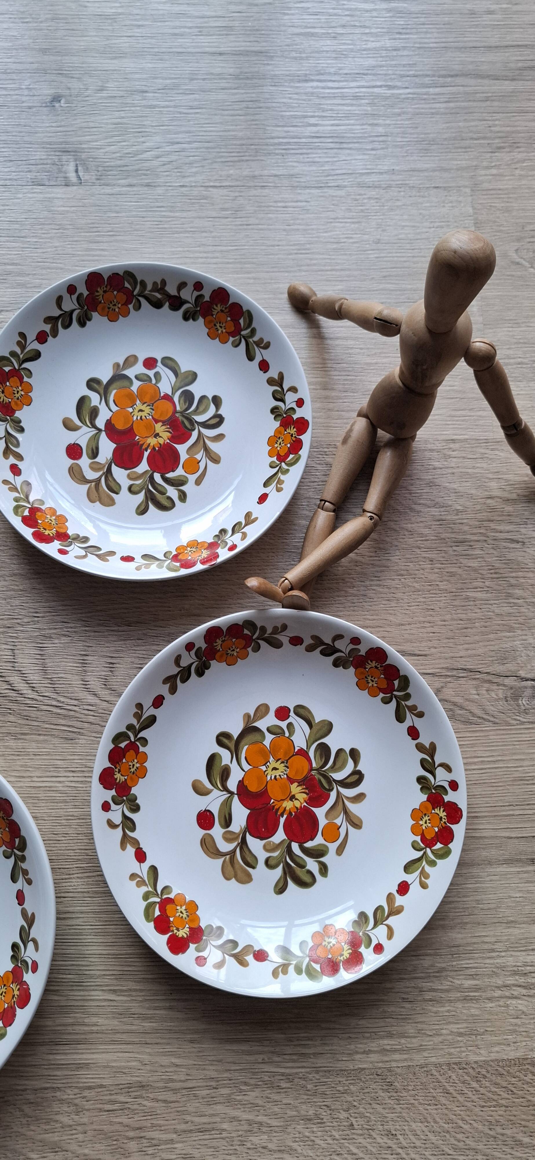 Set of 6 Moulin des Loups plates with red flowers