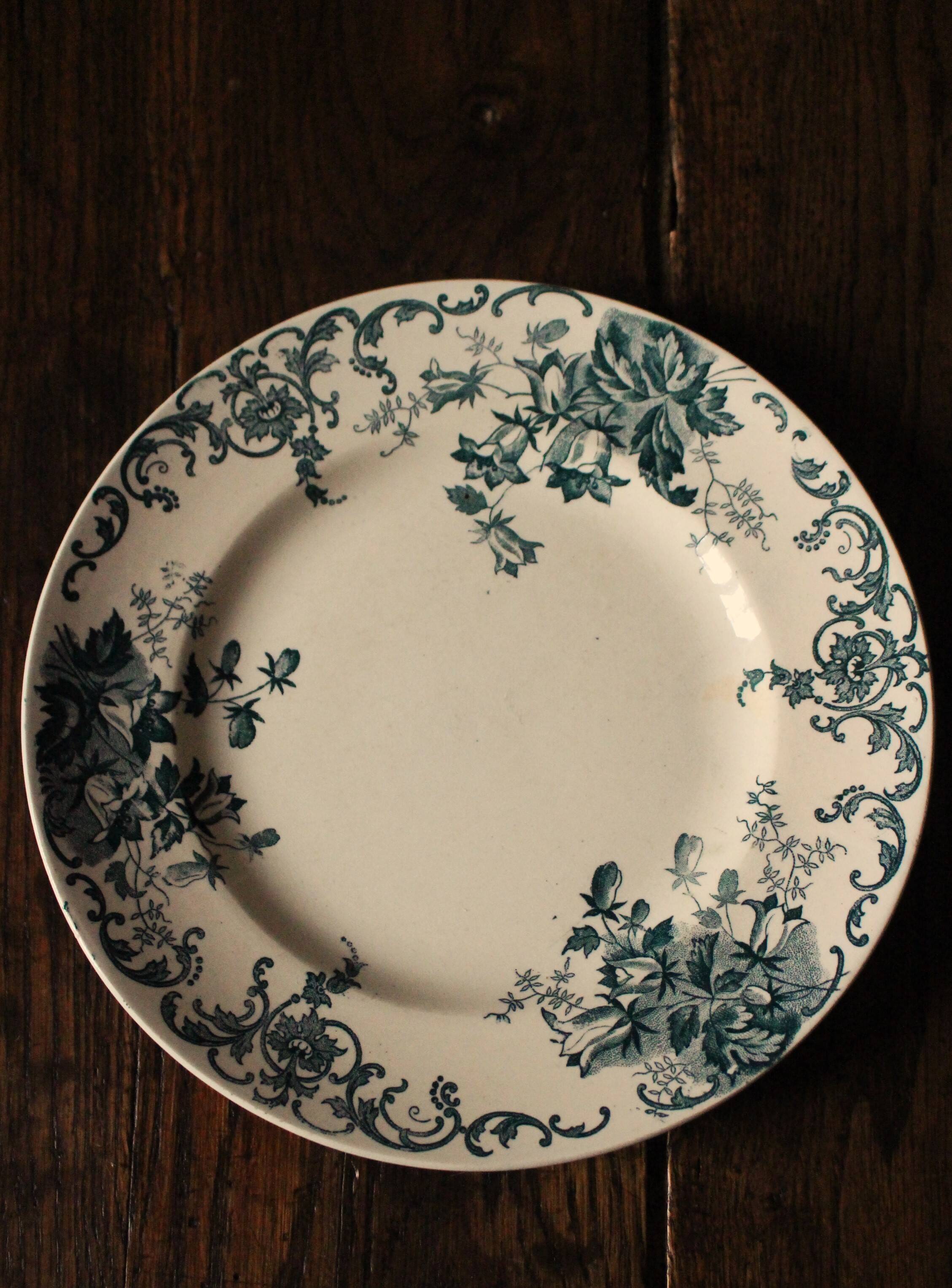 A set of 4 flat plates Terre de fer mismatched blue