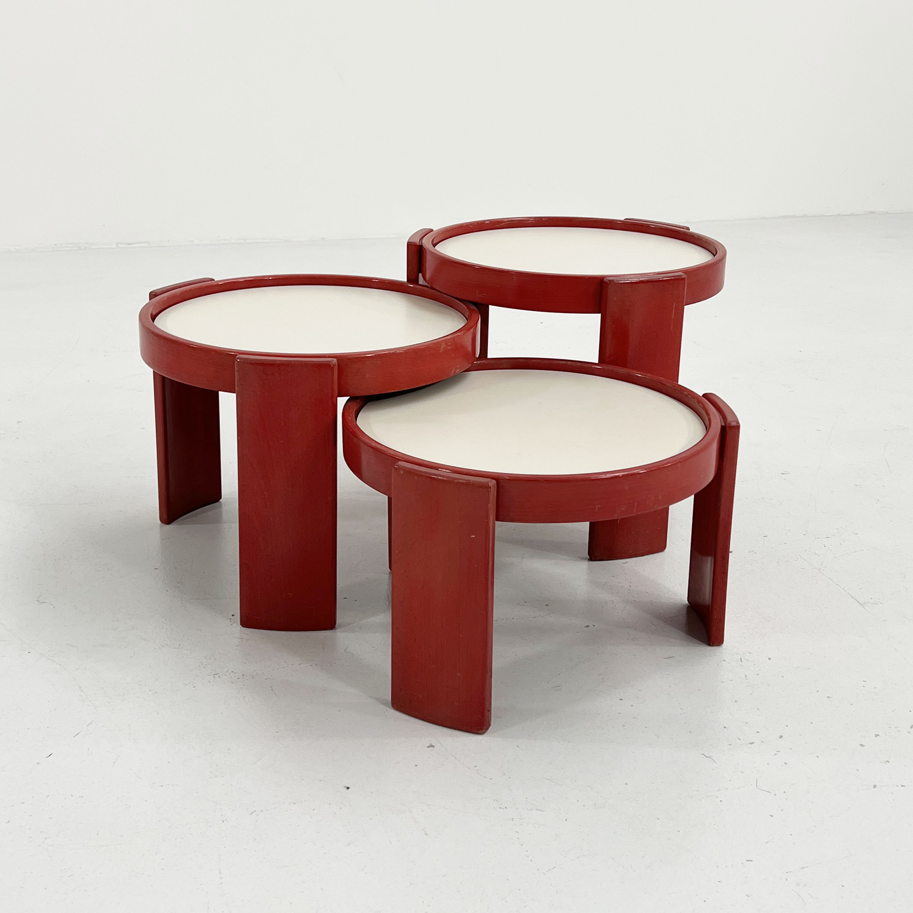 Set of 3 red nesting tables by Gianfranco Frattini for Cassina, 1970