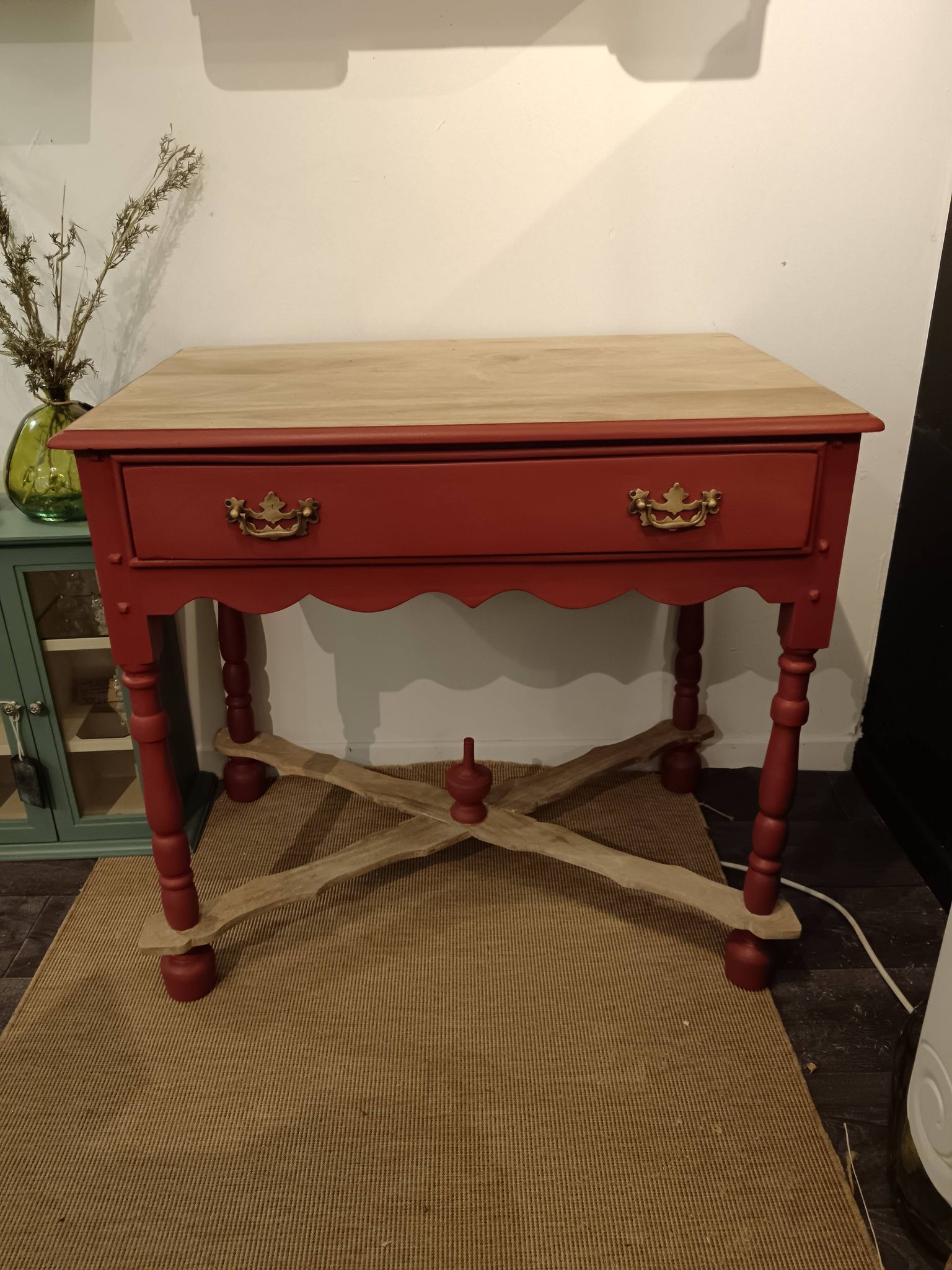 Table d'appoint ou console en bois terracotta avec tiroir