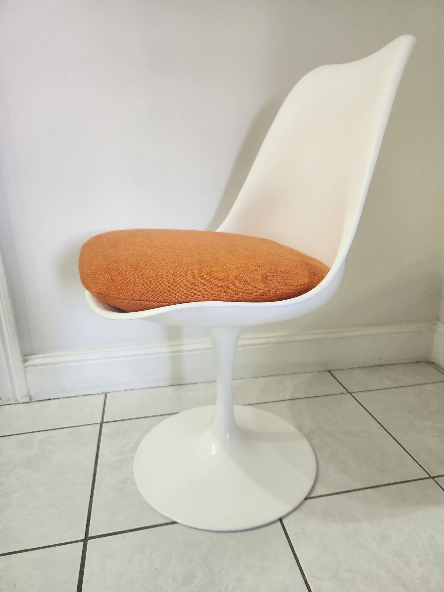 Chaise pivotante Tulip design de Eero Saarinen pour Knoll Int.