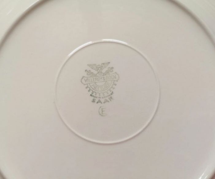 12 Villeroy & Boch cream plates with golden edging, 6 flat and 6 hollow plates