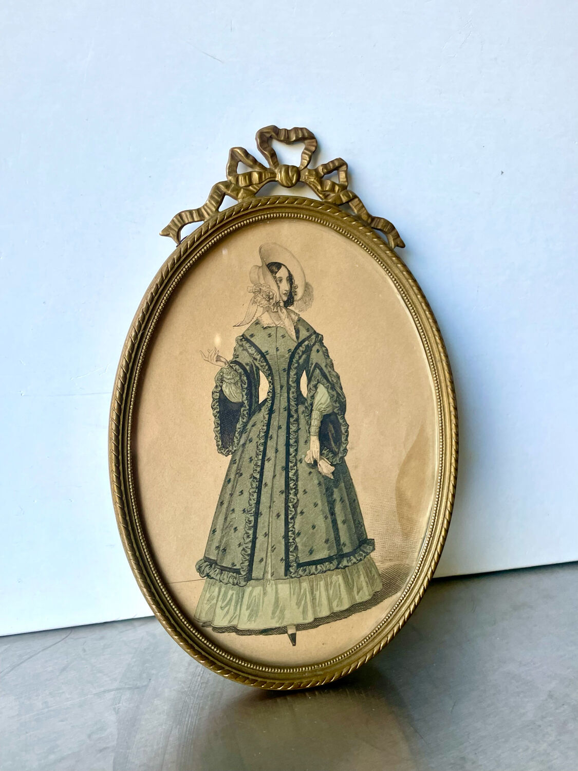 Antique oval metal gold colored brass bronze picture frame