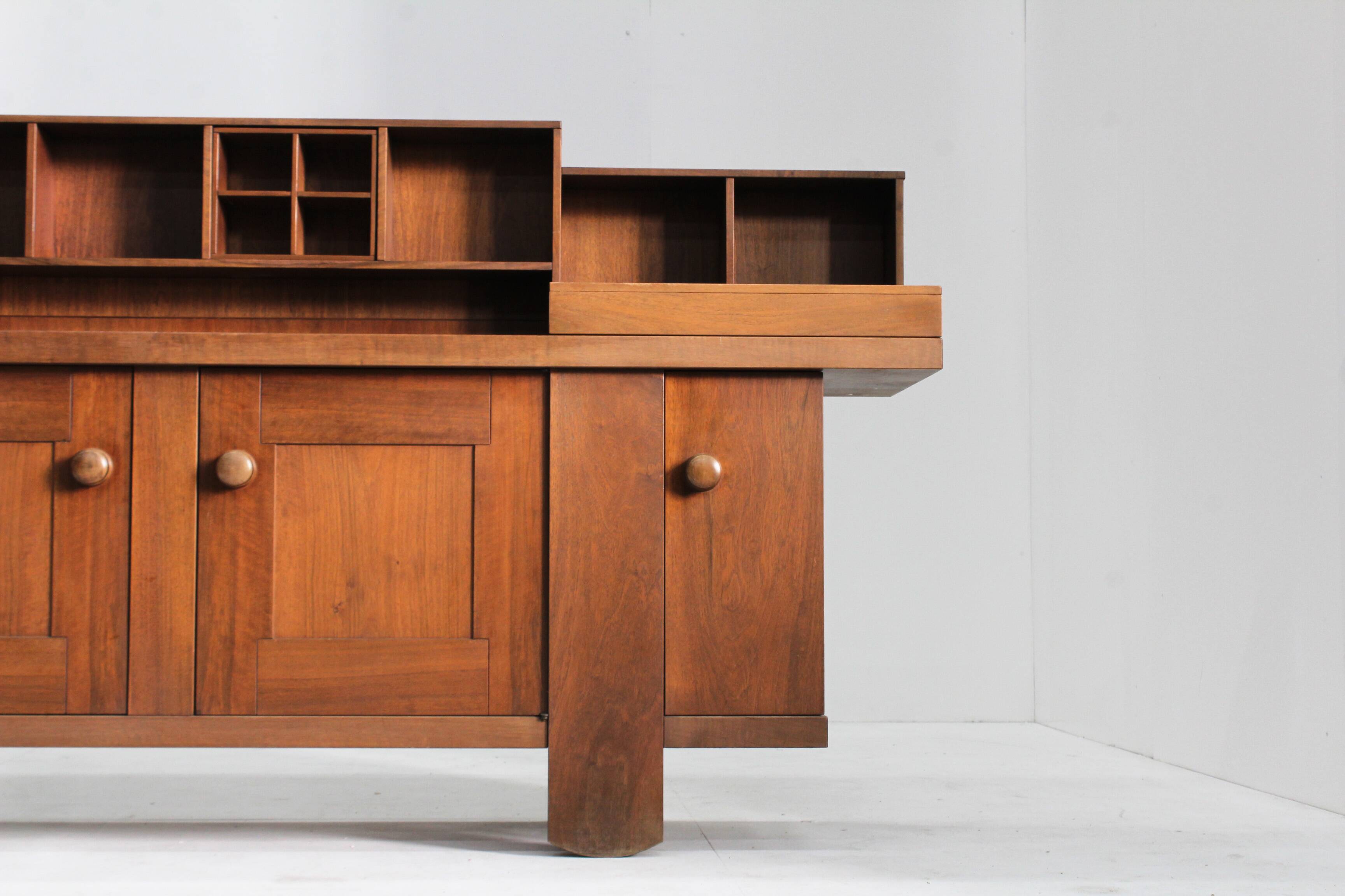 Buffet vintage par Silvio Coppola pour Bernini en bois de noyer, années 1960.