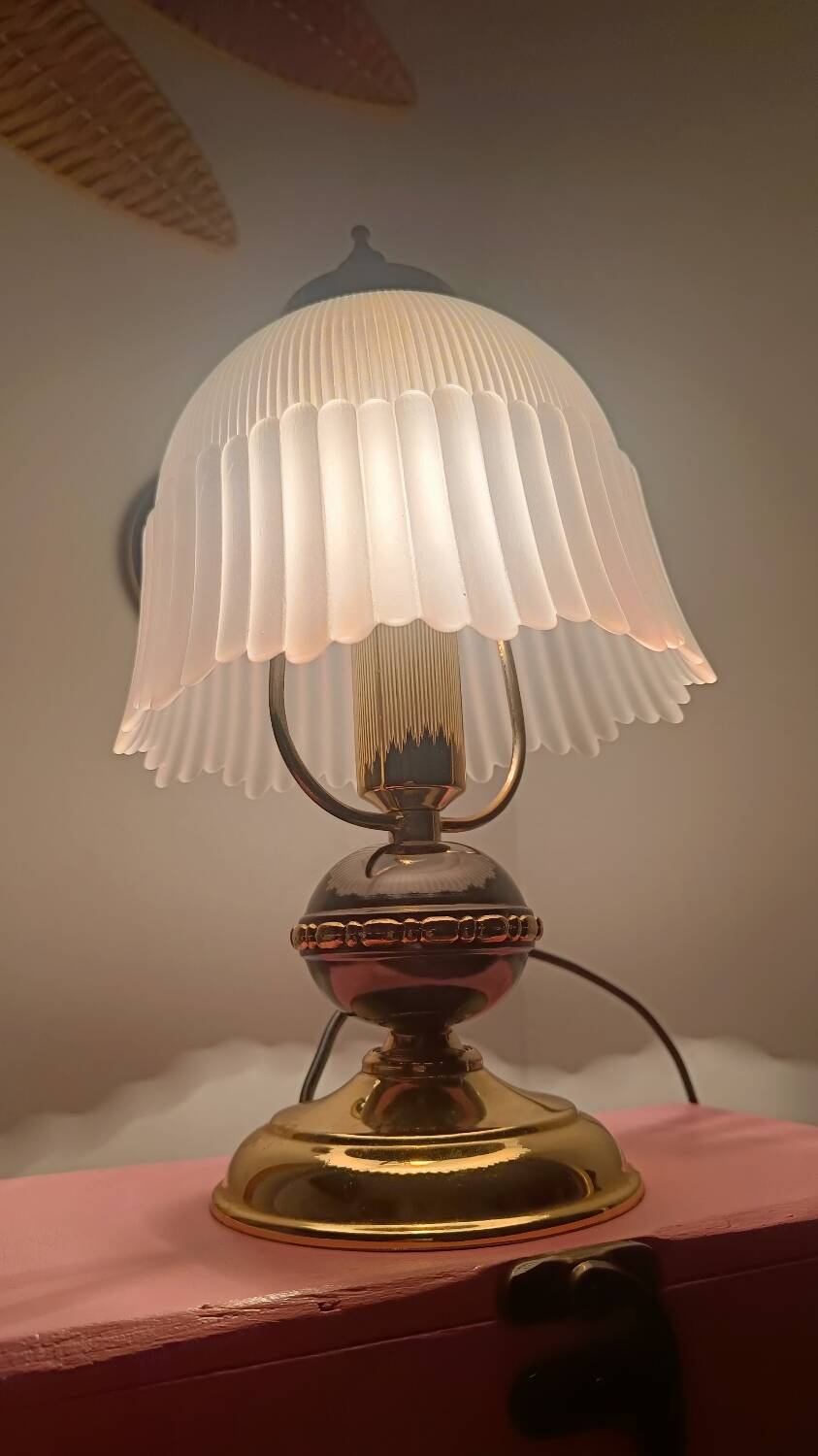 Vintage table lamp in brass and pleated opaline glass.