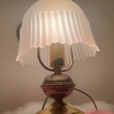 Vintage table lamp in brass and pleated opaline glass.