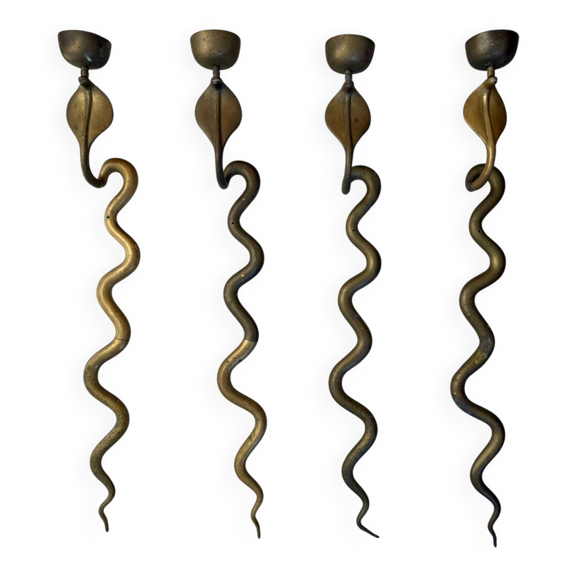 Série de 4 grands bougeoirs serpents sculpturaux en laiton patiné – an