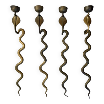 Série de 4 grands bougeoirs serpents sculpturaux en laiton patiné – an