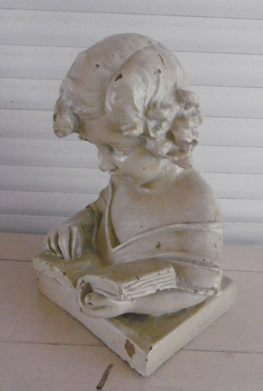 Platter bust "the reader"