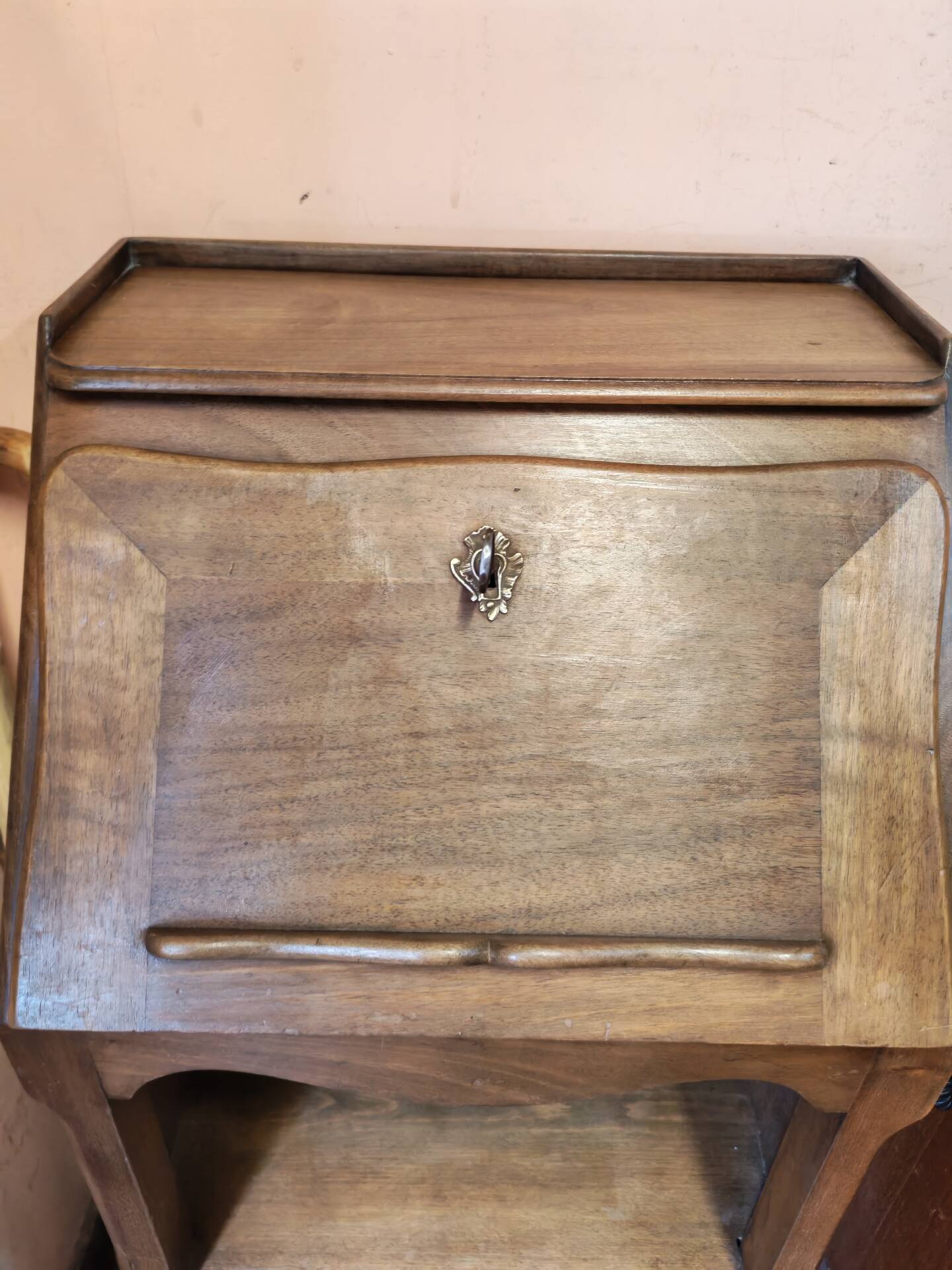 Set consisting of a small scriban desk and its antique chair.