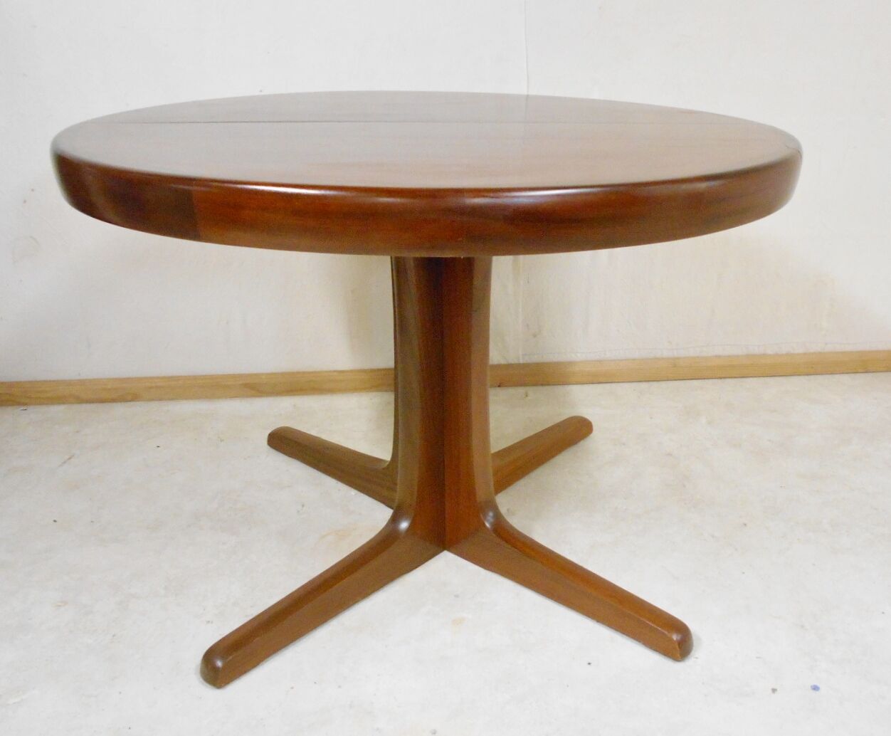 Expandable round teak table