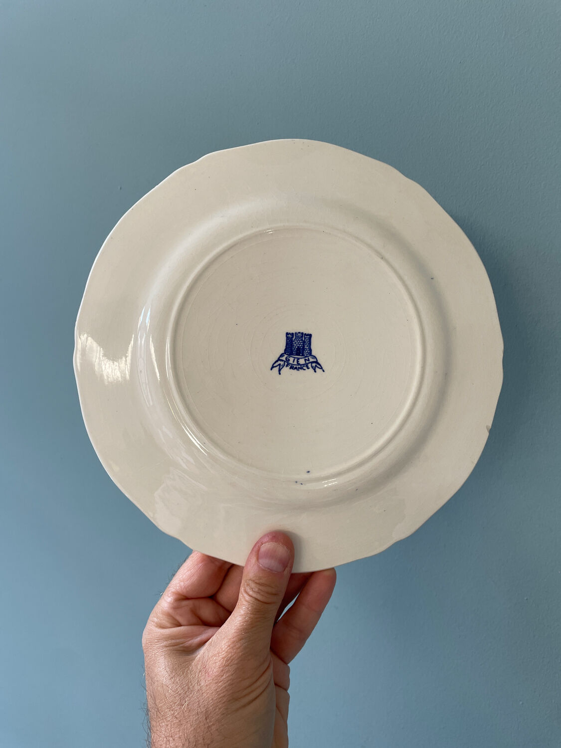 Set of 7 flat plates in Gien earthenware, Delft décor