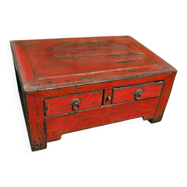 Coffre bas chinois ancien en bois laqué rouge patiné