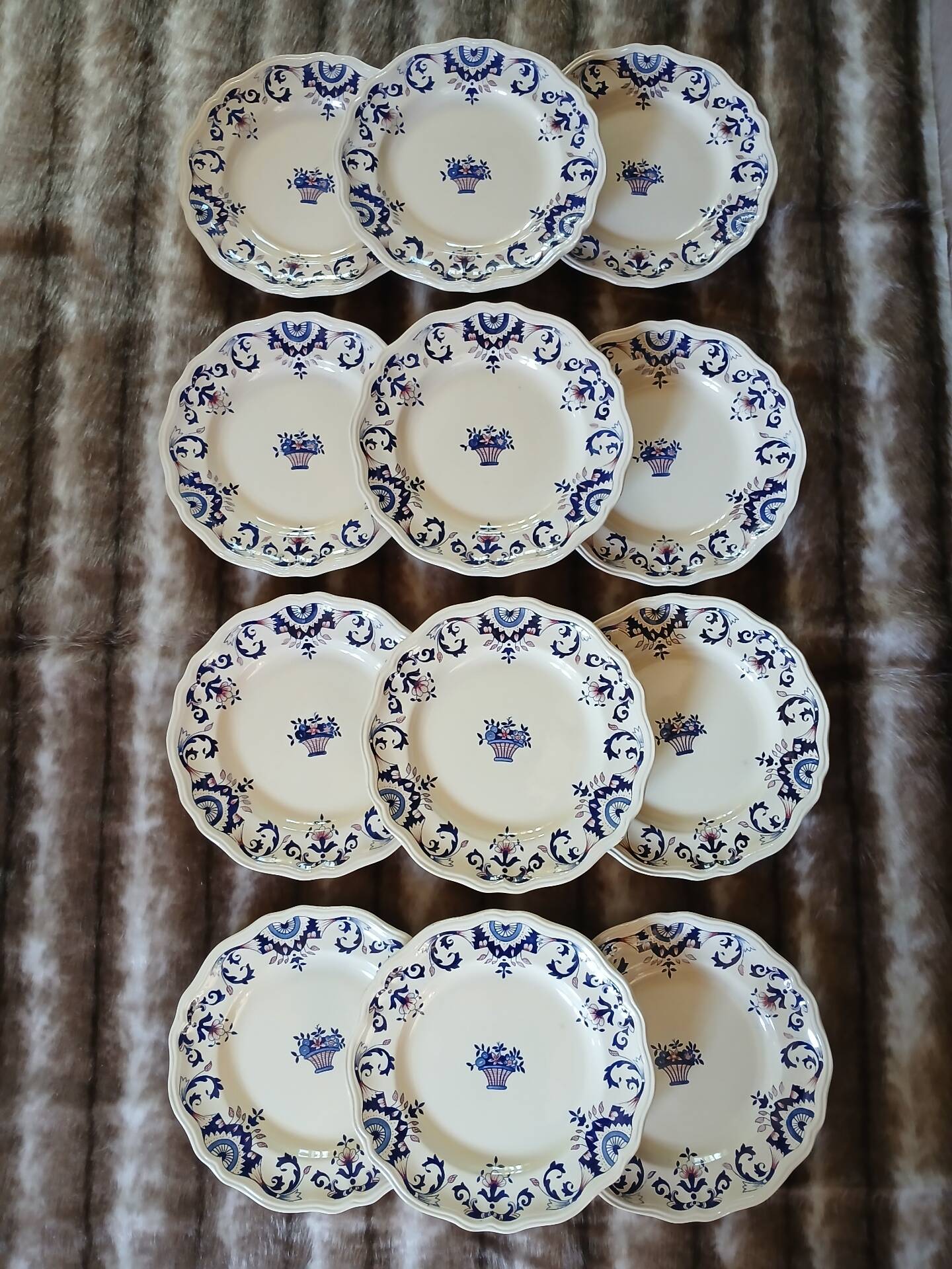 12 assiettes plates anciennes de Longchamp 