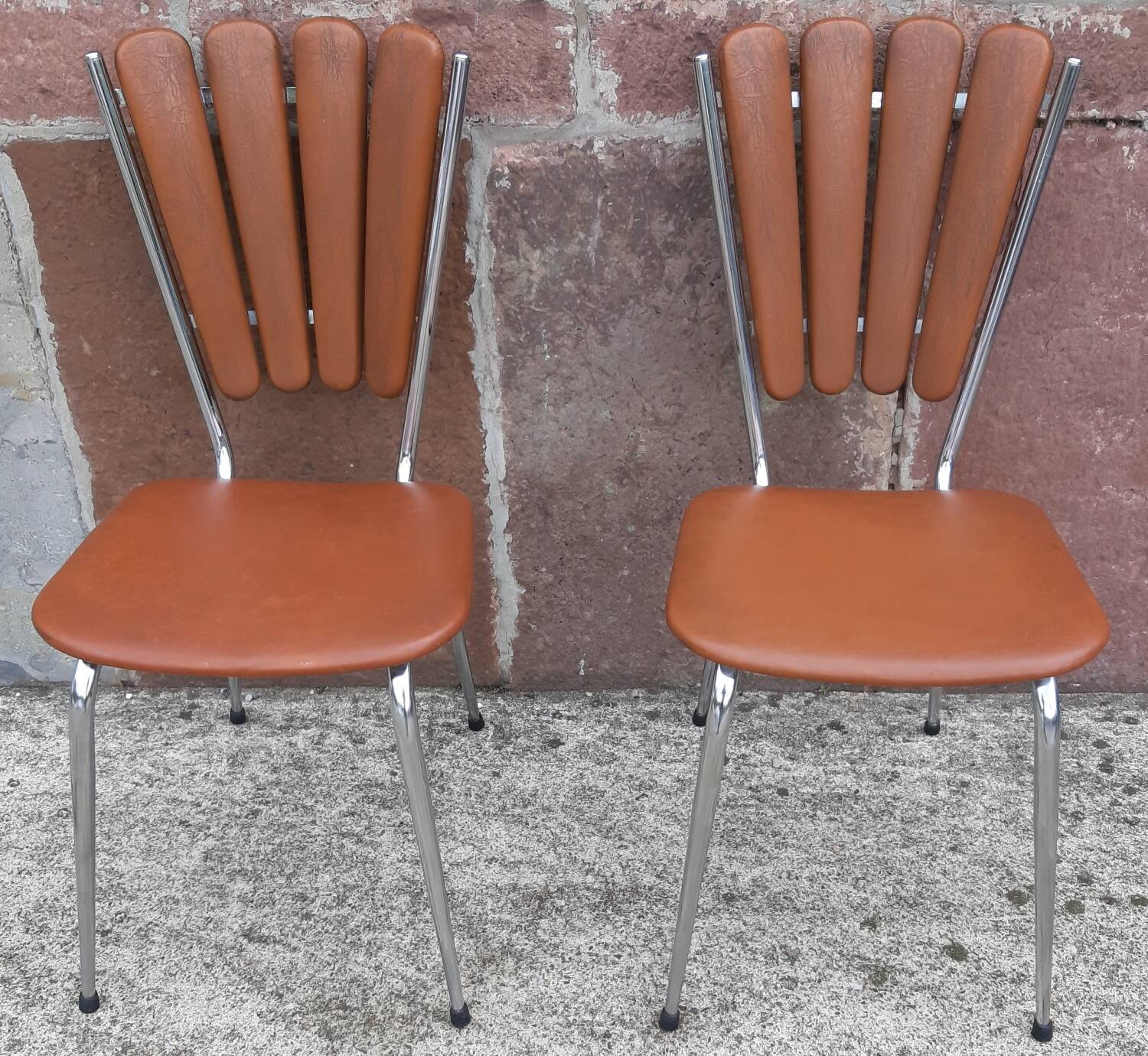 2 “Pétal” chairs from Soudévinyl