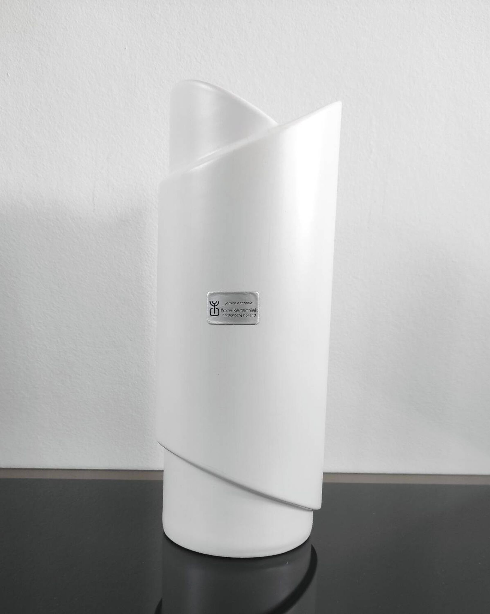 Vase moderniste en céramique blanche – Design Jeroen Bechtold