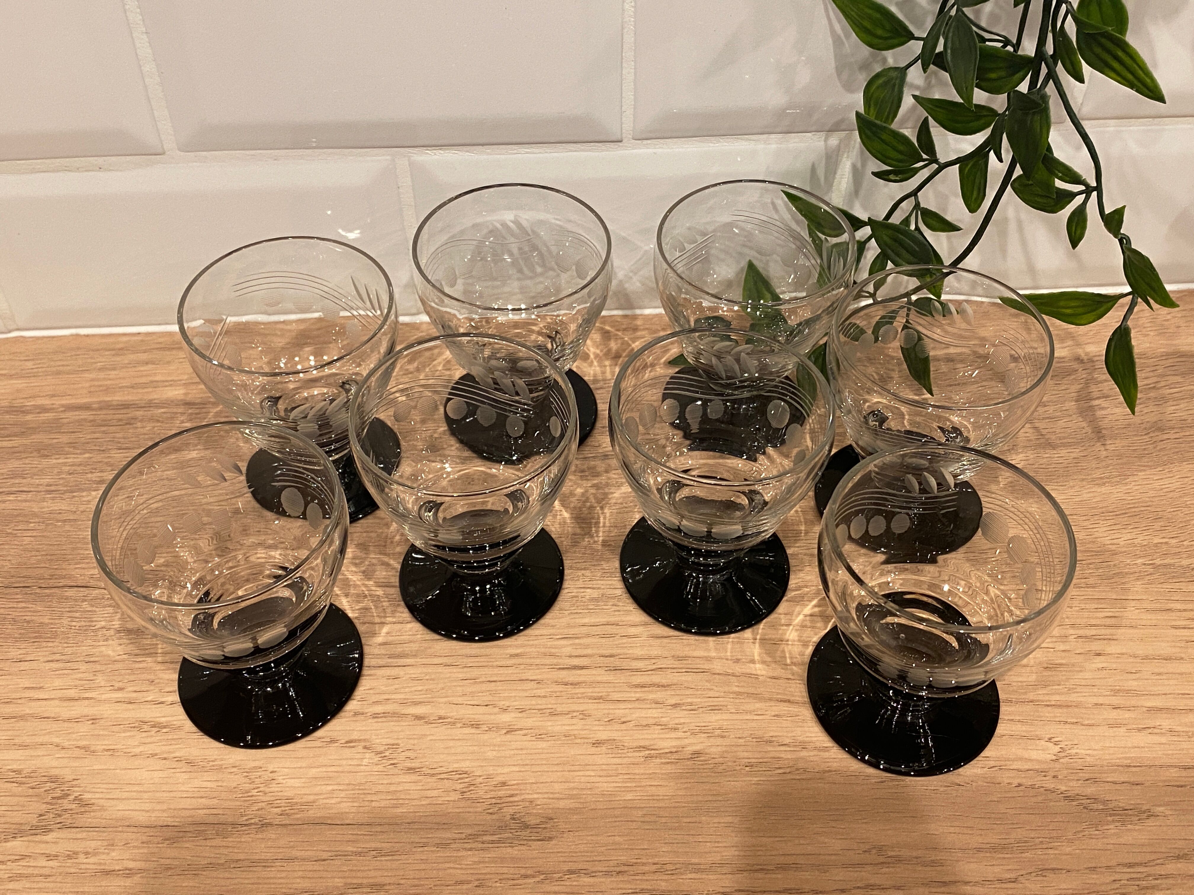 Set of 8 retro wine glasses in engraved glass