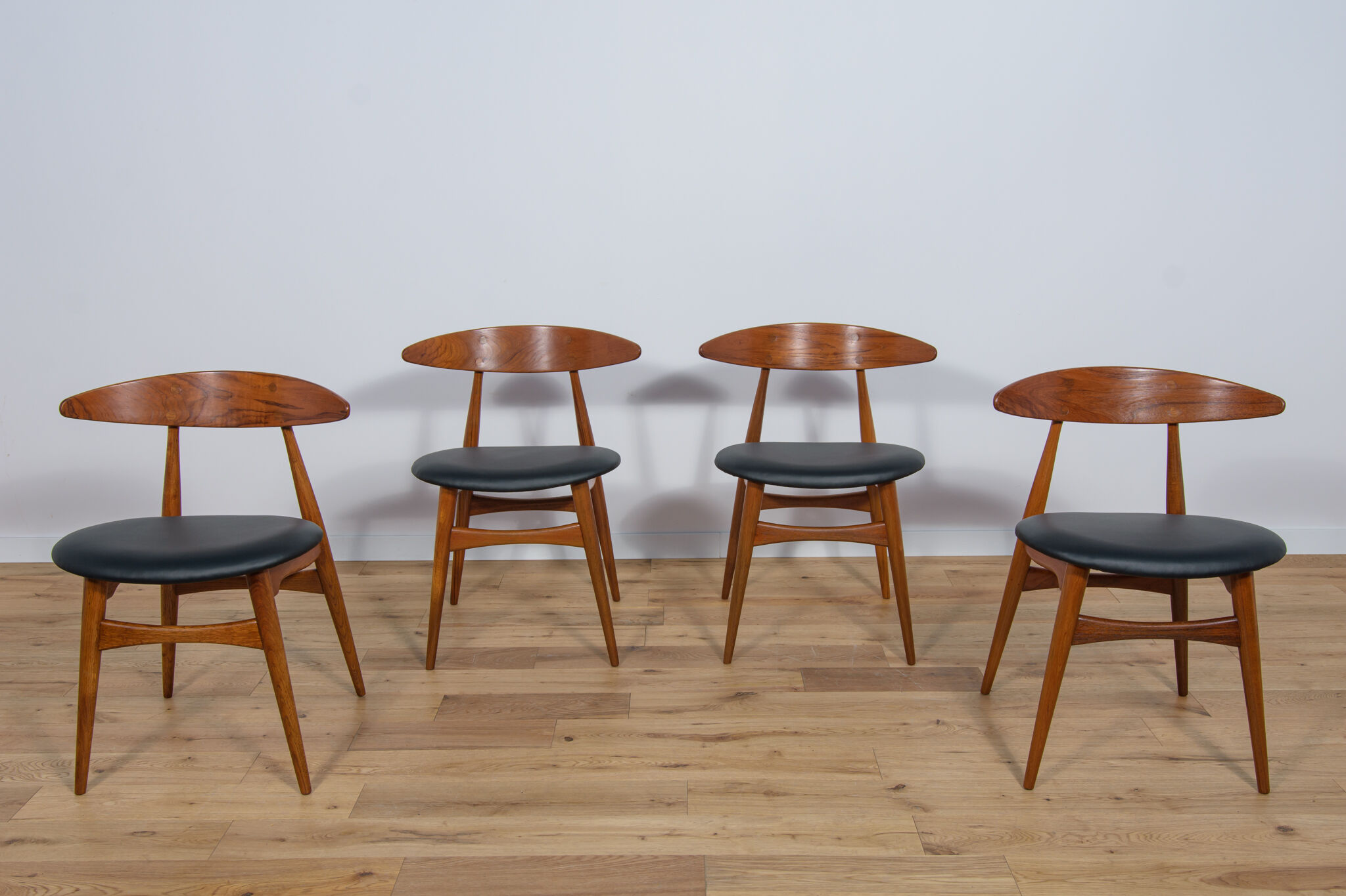 Mid century danish ch33 dining chairs by Hans J. Wegner for Carl Hansen & søn, set of 4