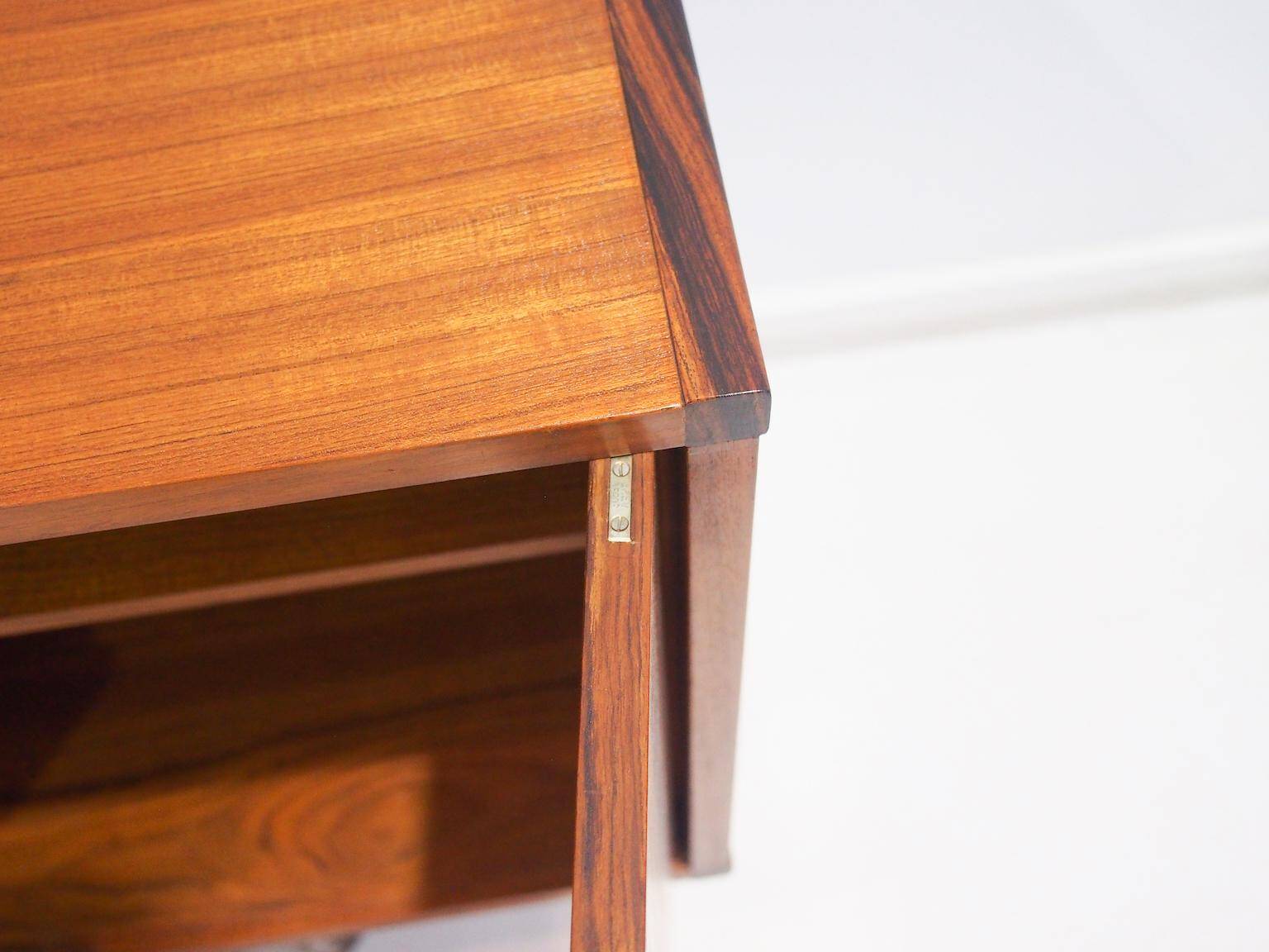 Enfilade en bois avec portes noires par George Coslin