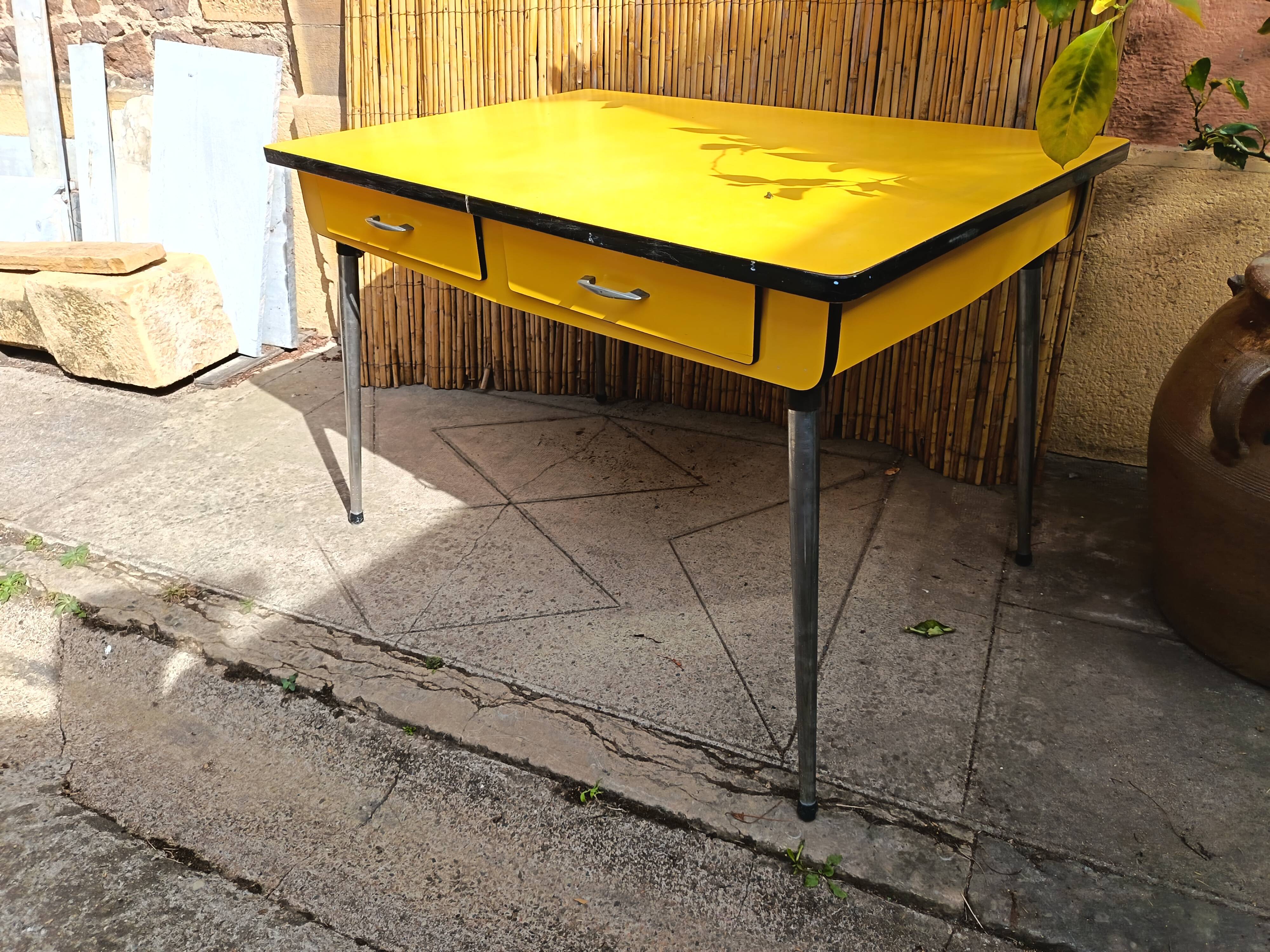 Table en formica jaune vif années 70