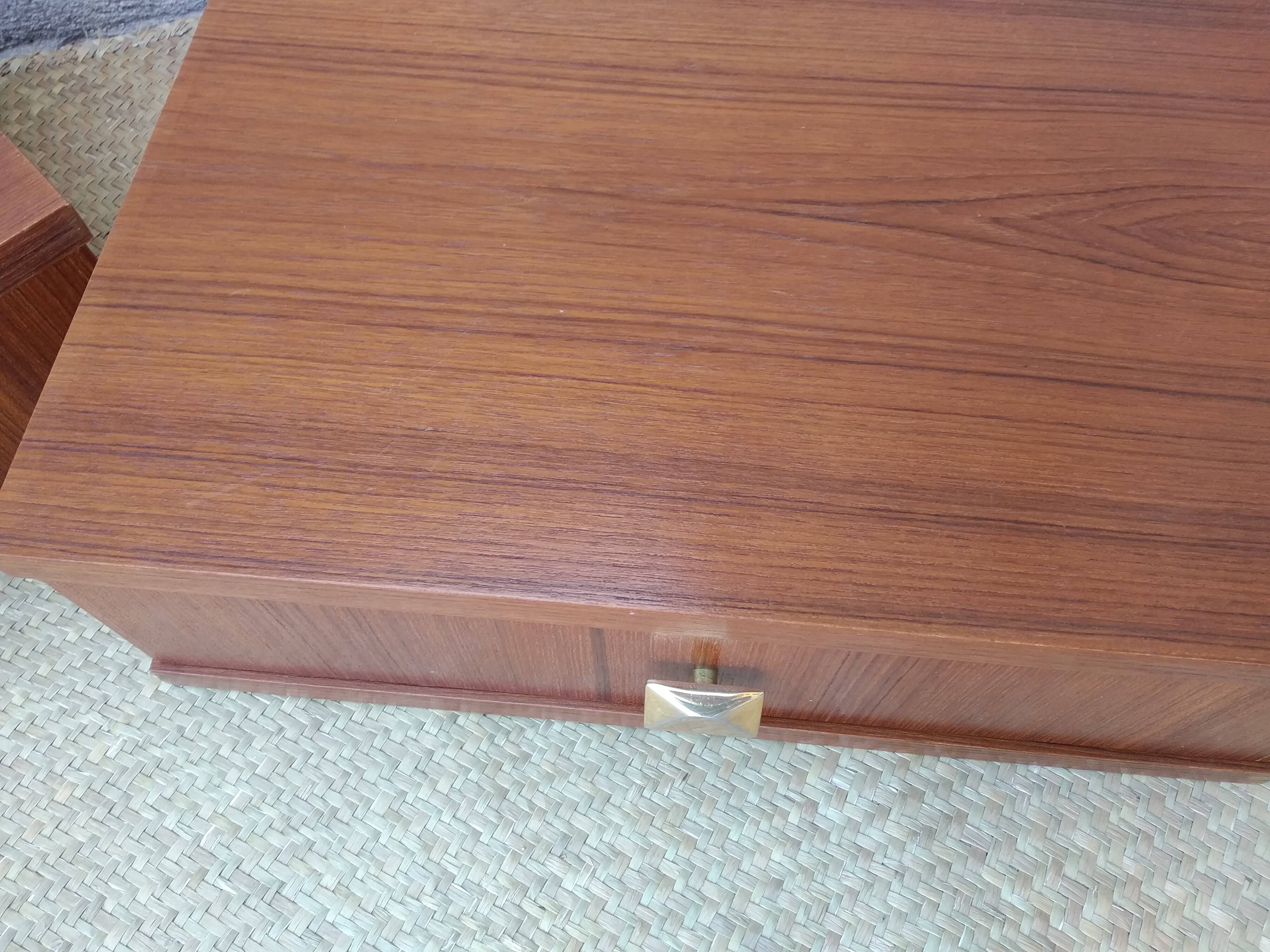 Paire de tables de chevet suspendues en teck