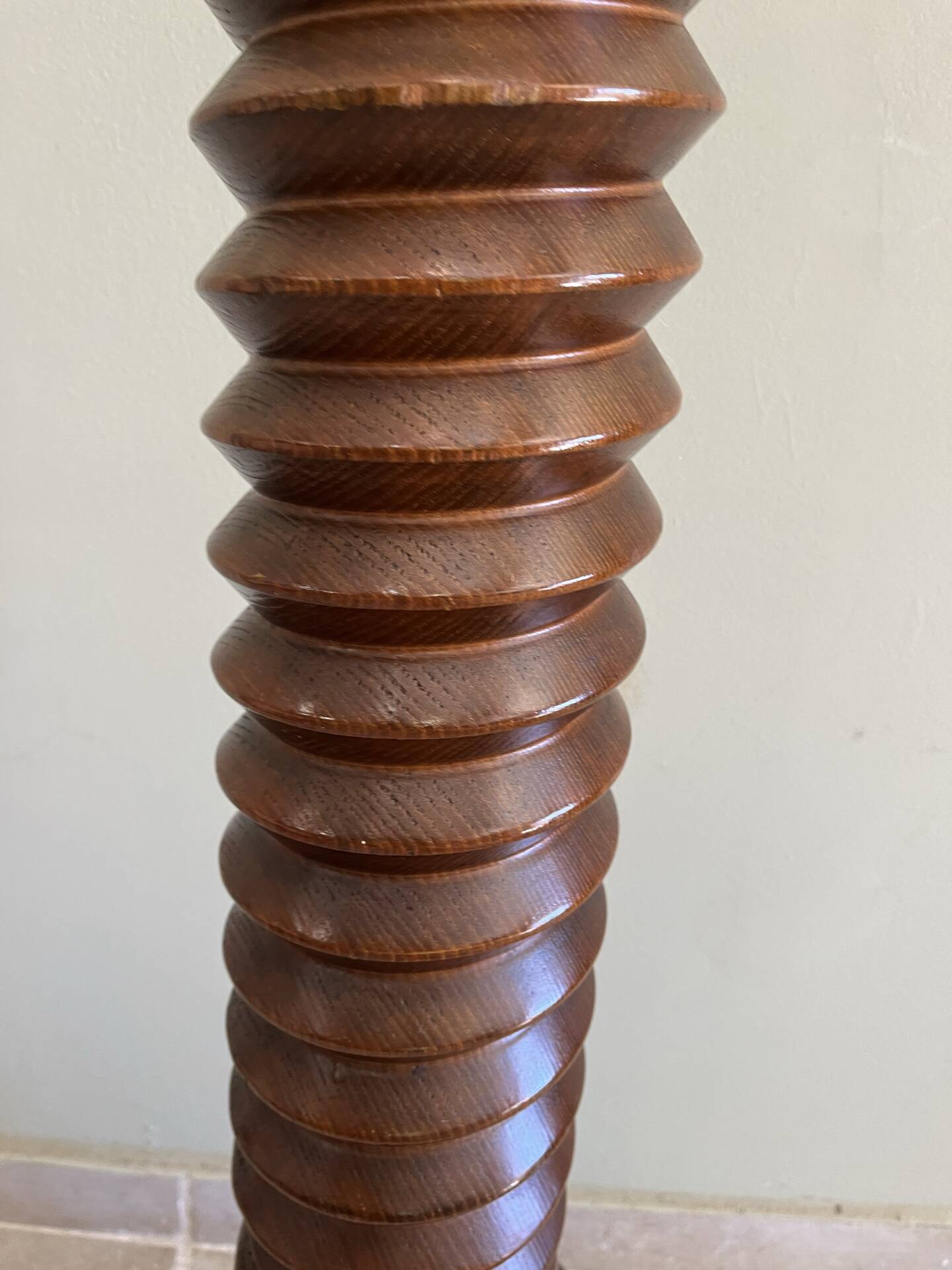 Column support screw of the press.