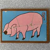 Cadre puzzle en bois des années 50-60 représentant un cochon rose
