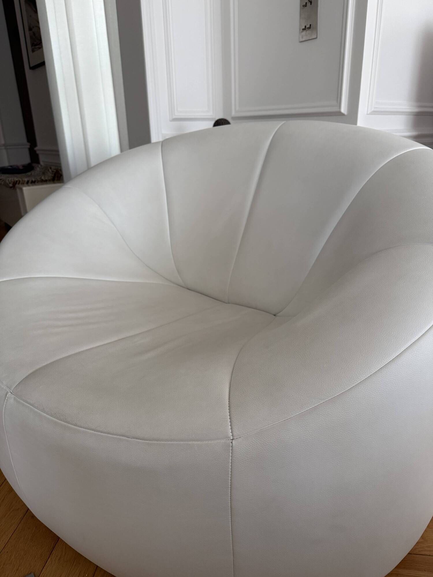 Very beautiful white leather armchair model Pumpkin by Pierre Paulin.