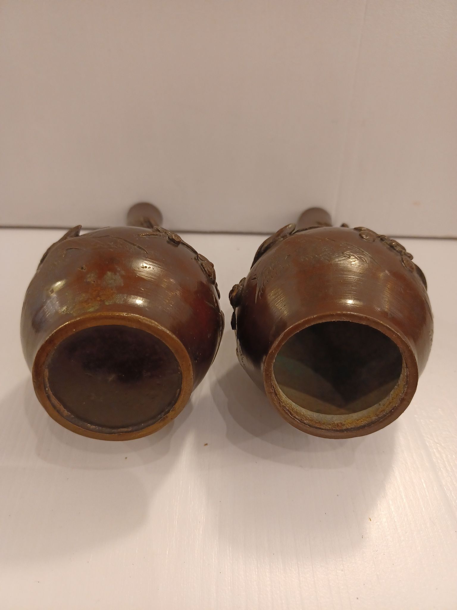Pair of bronze soliflore vases. Japan, 19th century.