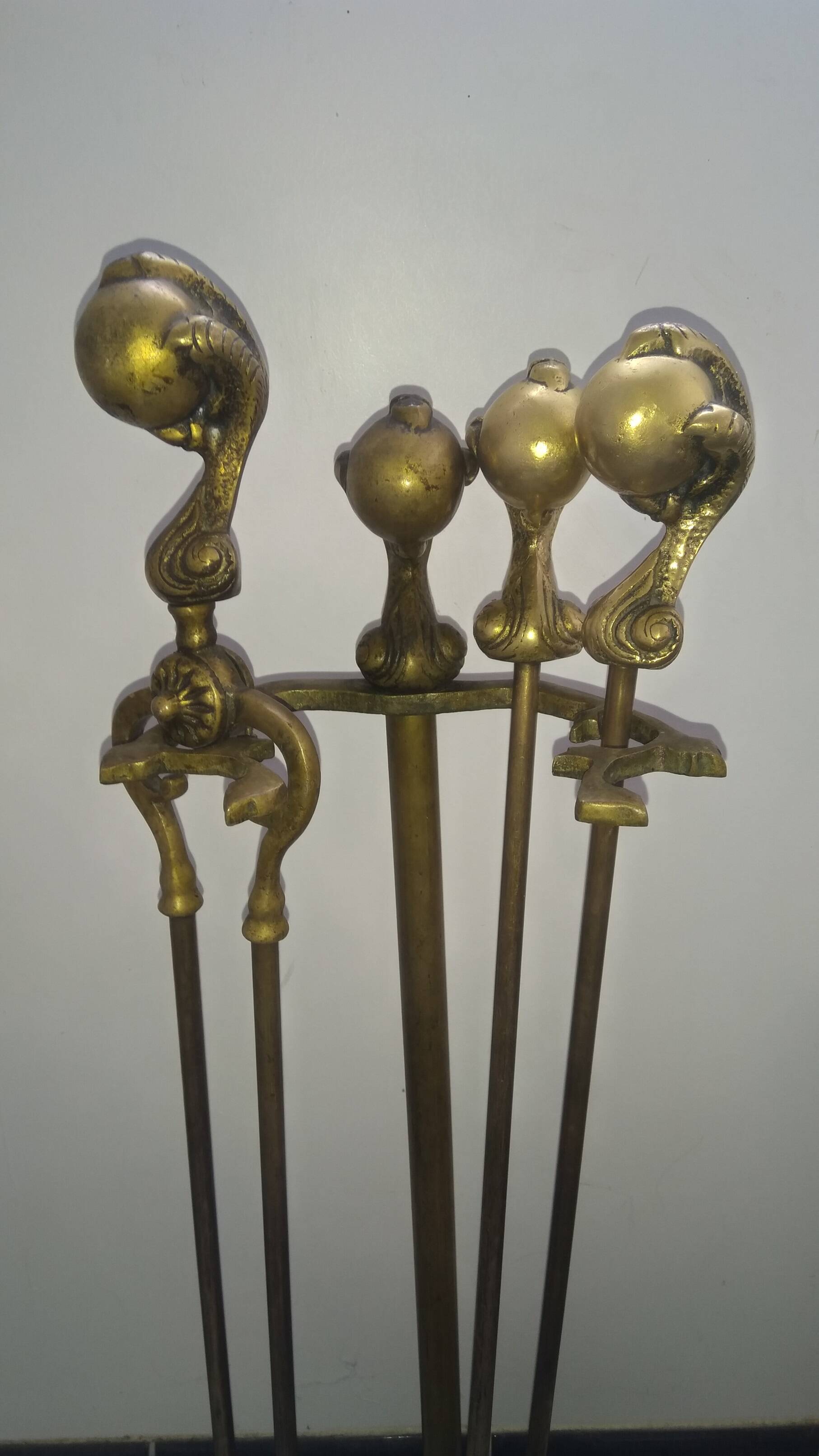 Bronze fireplace servant with eagle claws and raptor claws