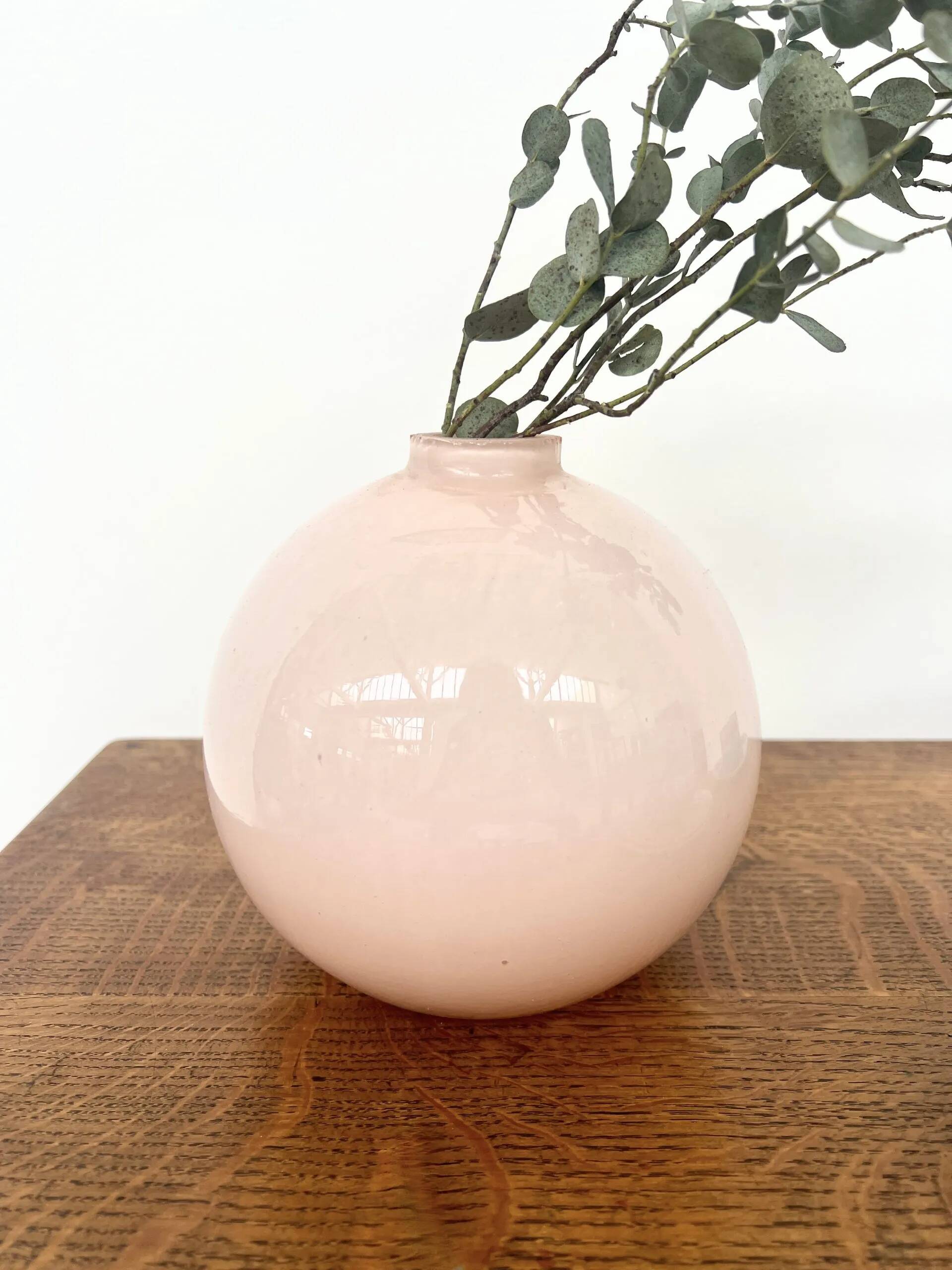 Vase boule en opaline rose ancienne