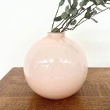 Vase boule en opaline rose ancienne