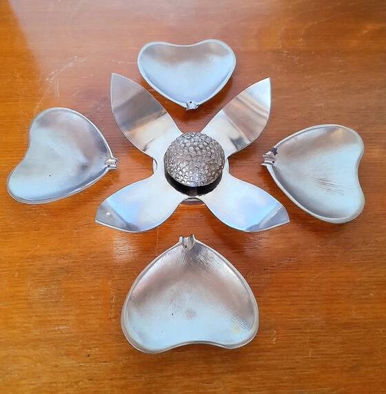 Cendrier fleur de lotus en métal argenté, 1970.