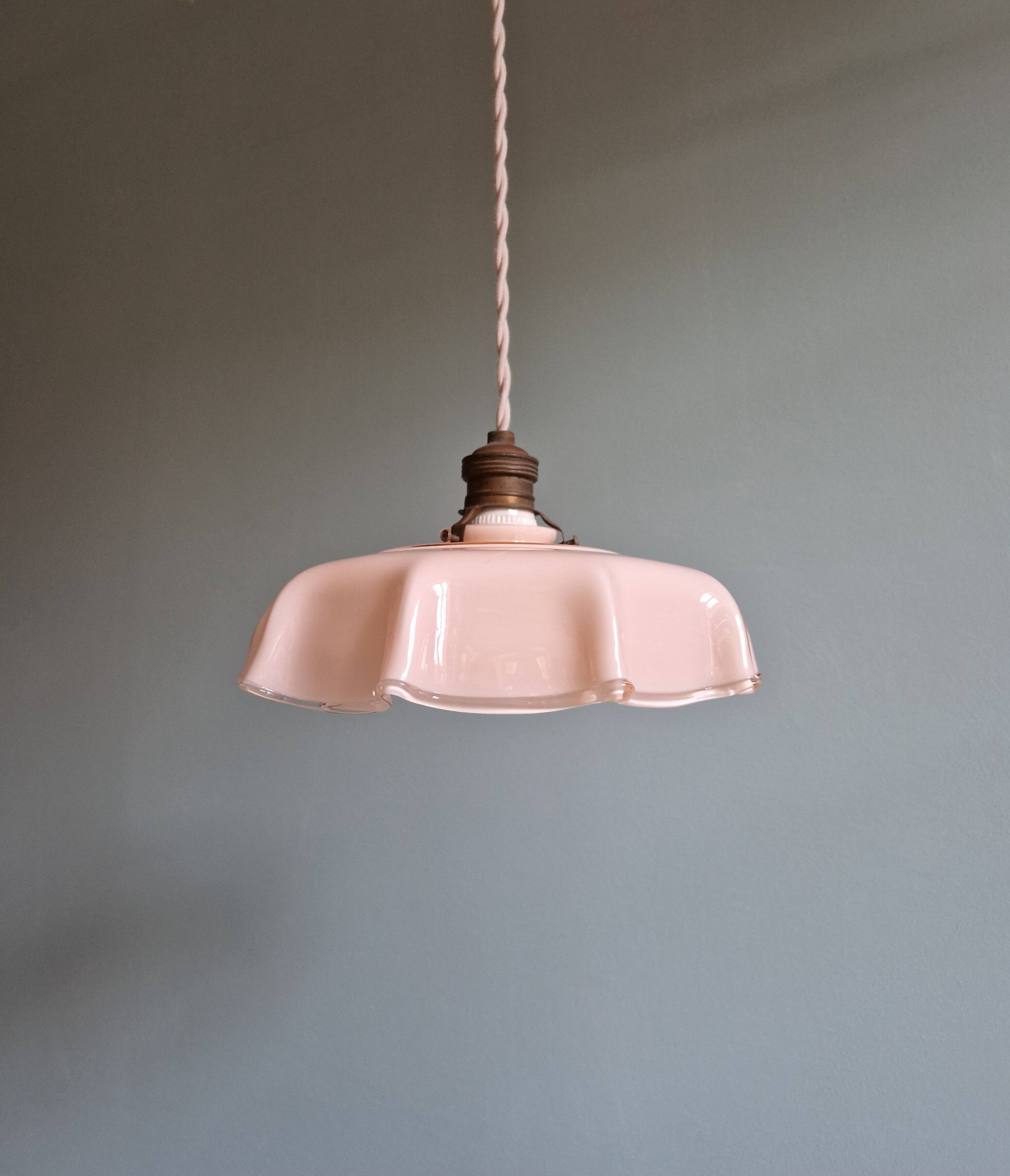 Suspension Art Déco en opaline rose festonnée, années 1920-30
