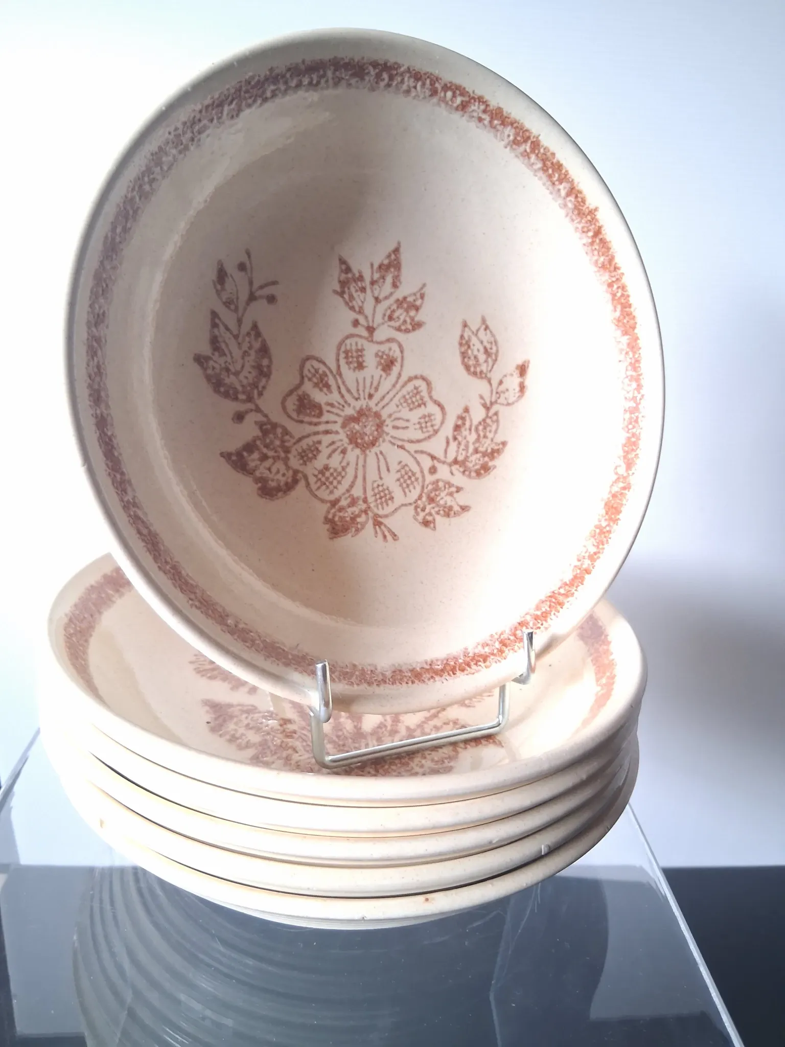 6 beige ceramic deep plates in very good condition.