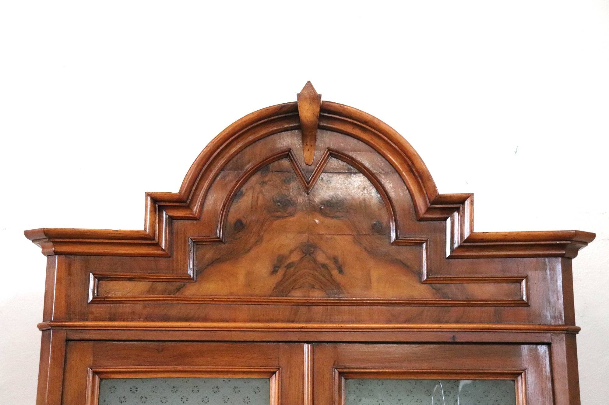 Antique sideboard in veined walnut, Italy, late 19th century
