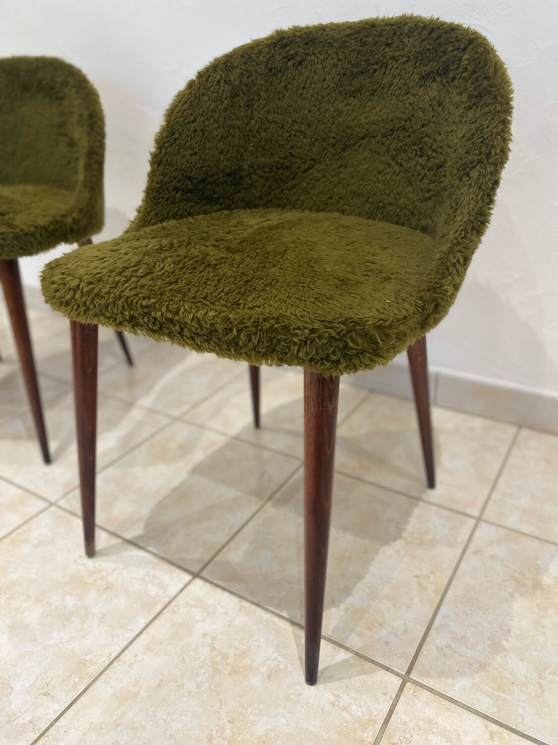 Vintage chairs - Retro chic design - Moss green fur
