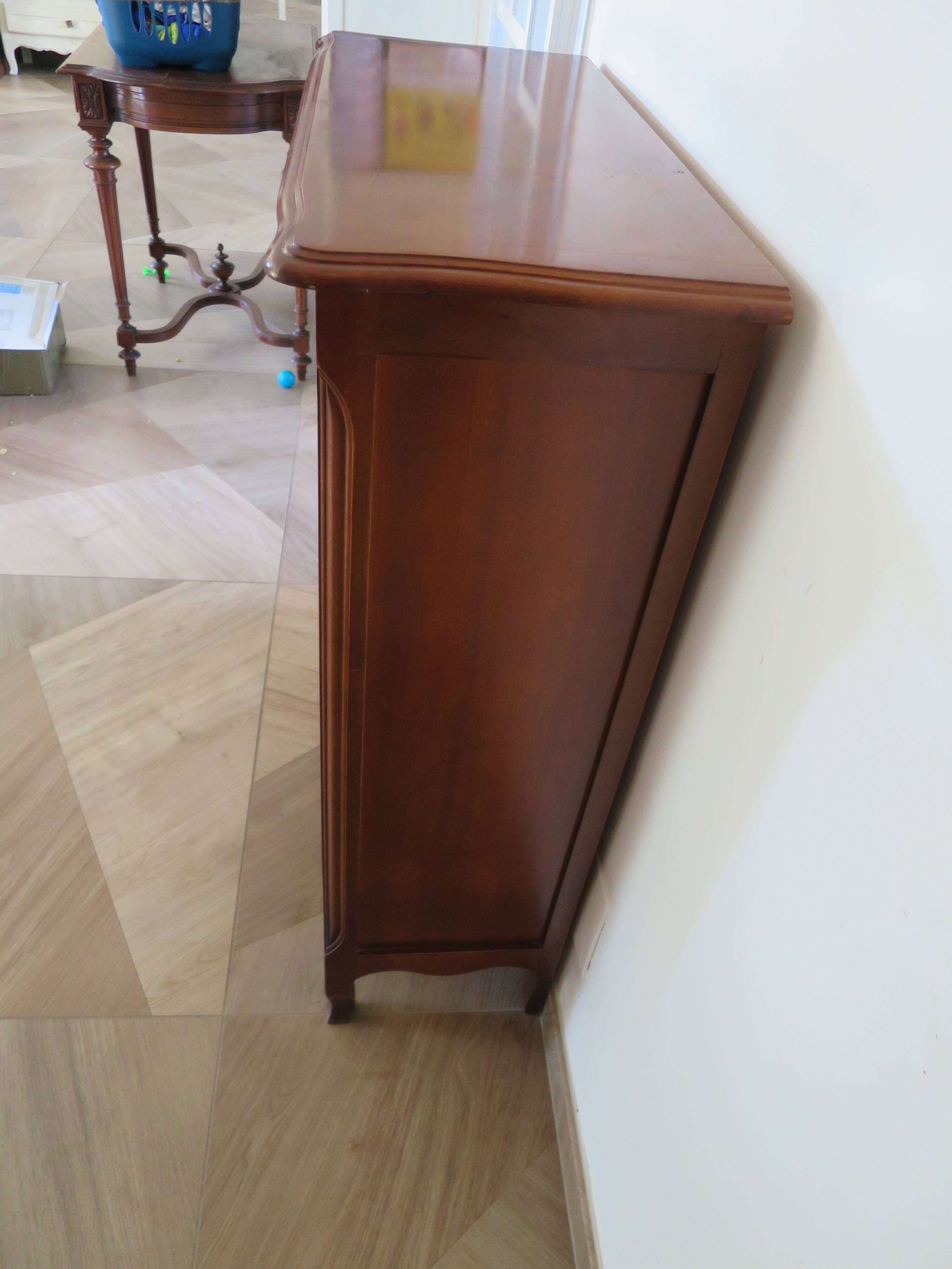 Beau bibus en merisier - 3 niveaux -Tablettes ajustables -Style Louis XV