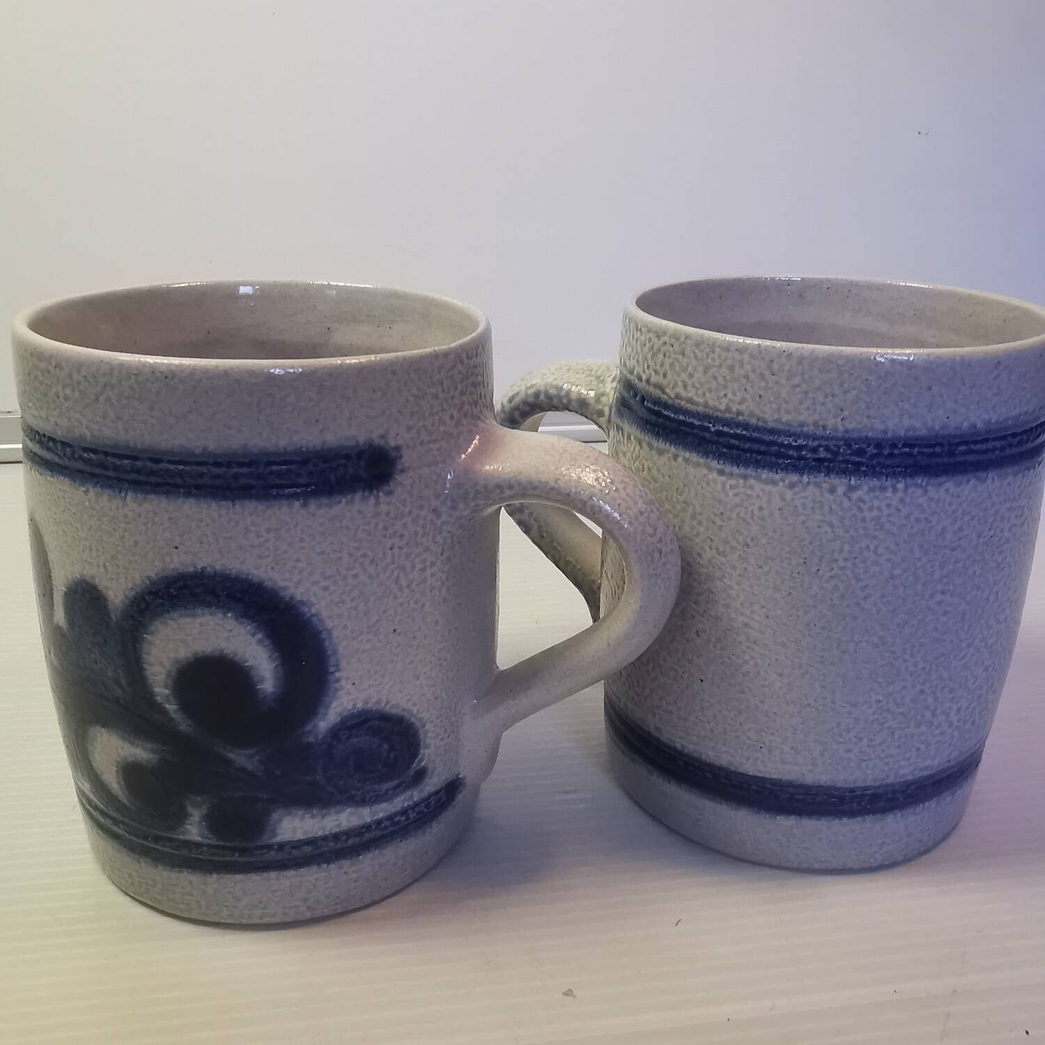 Ensemble de 2 mugs en grès émaillé au sel bleuit à la main, gris-bleu, motifs traditionnels
