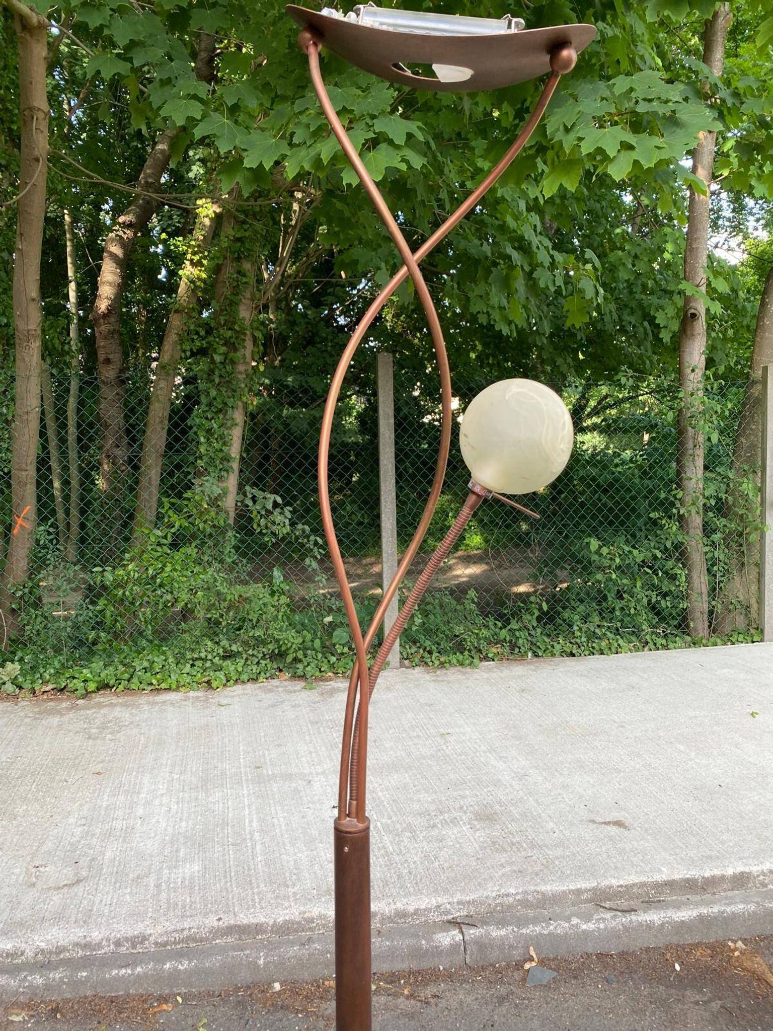 Lampadaire halogène vintage en cuivre à bras tressés édité par Massive