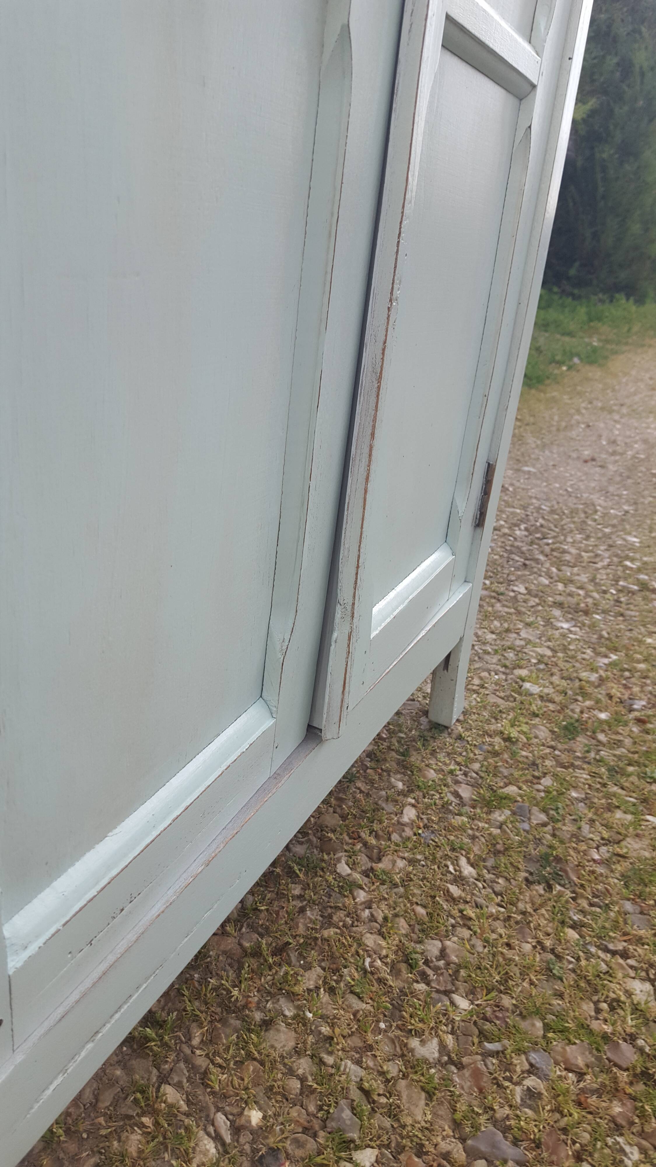 Mint-coloured parisian wardrobe