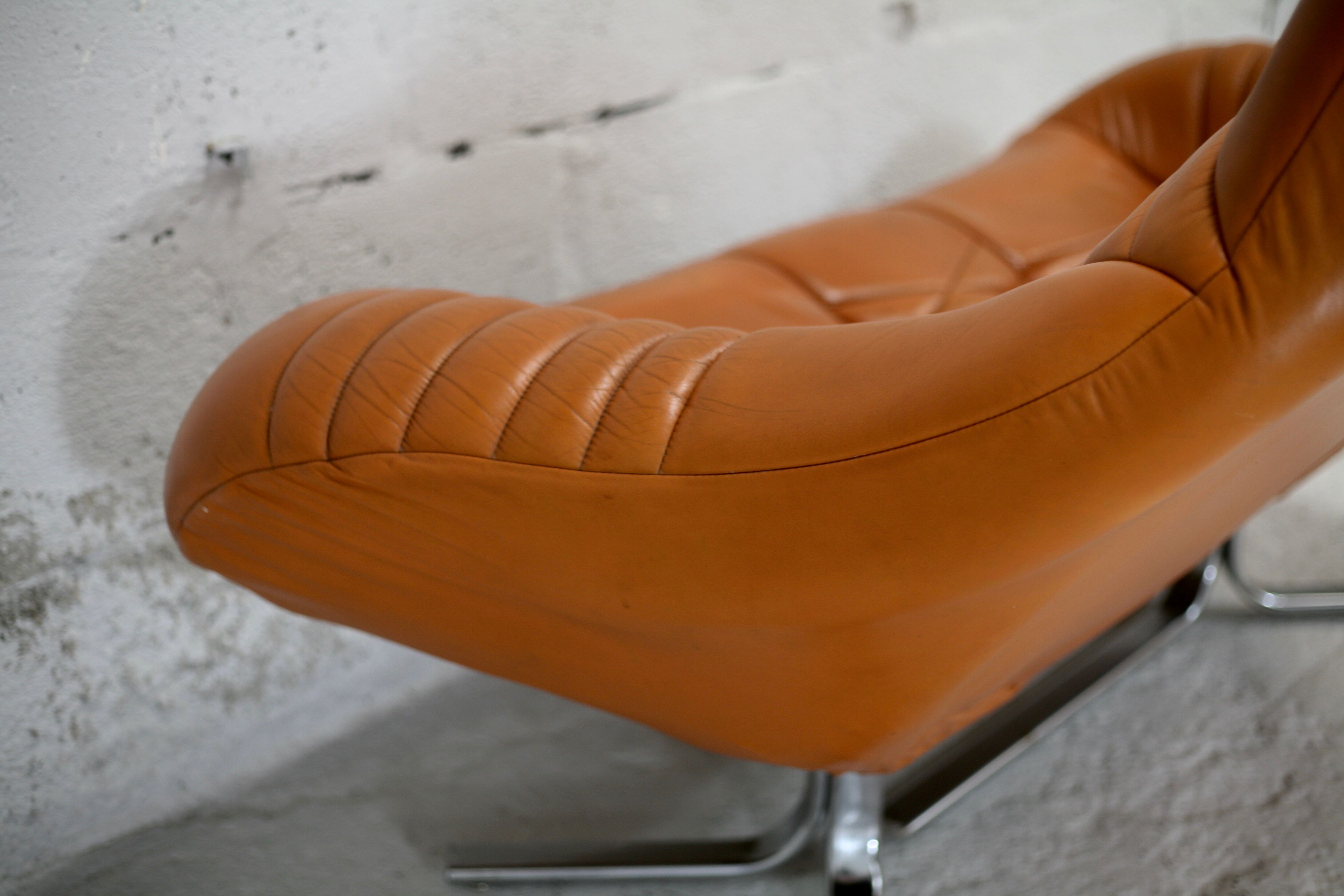 Sofa "space age". Leather, fiberglass, foam, steel. Circa 1970. Orange.