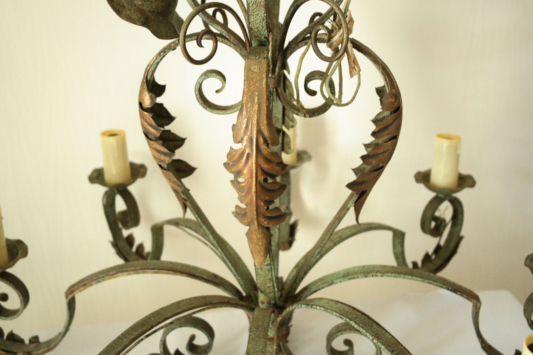 Lustre with 8 branches in wrought iron, grey-green patina and antique gilding.