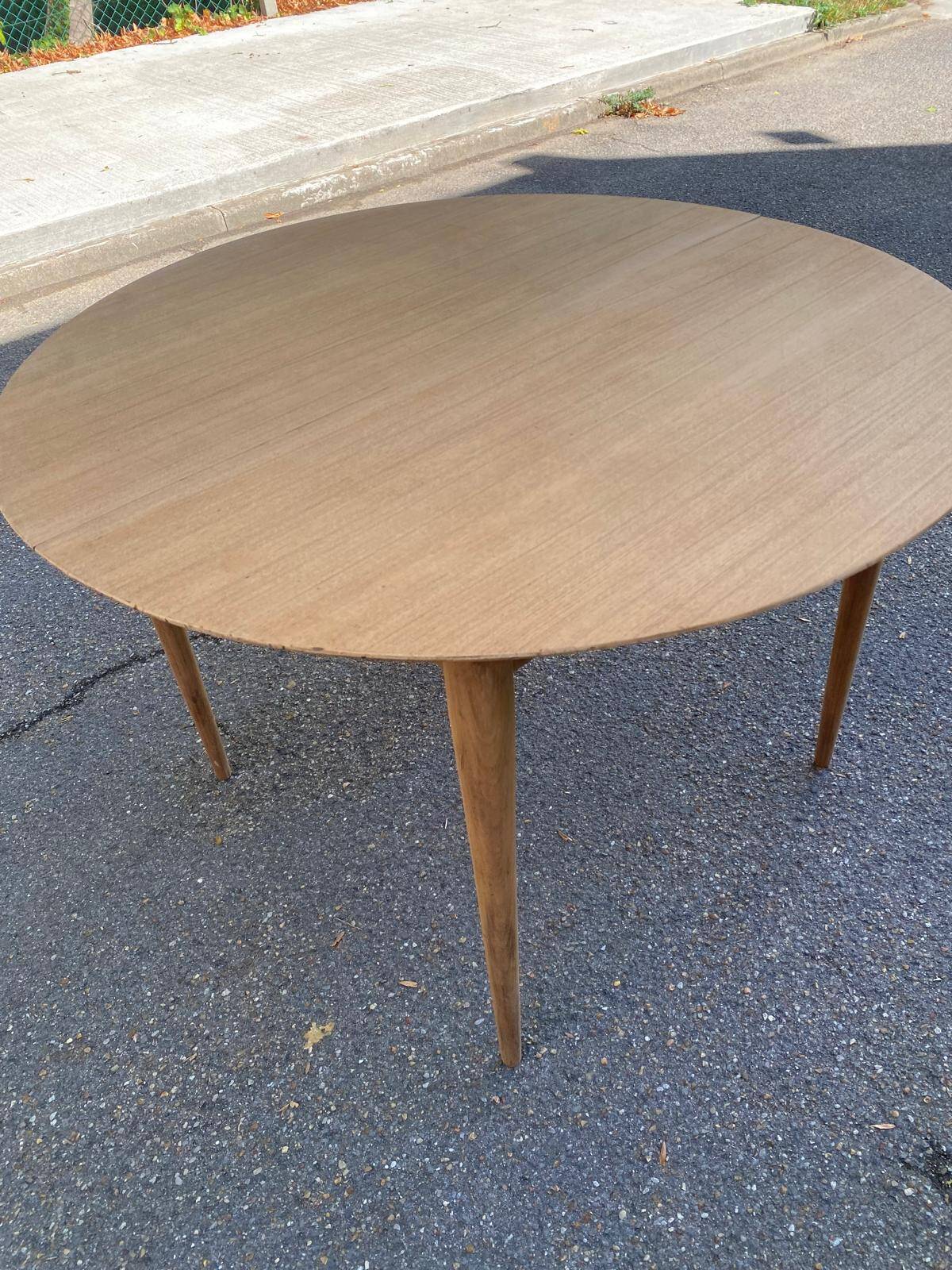Table à manger scandinave ronde extensible décapée en teck brut 1950