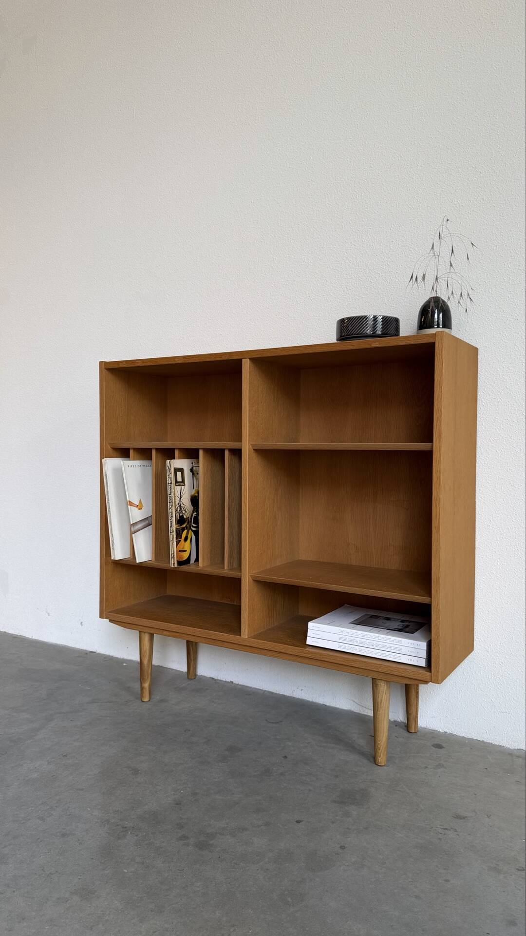 Vintage bookcase Hundevad oak vinyl