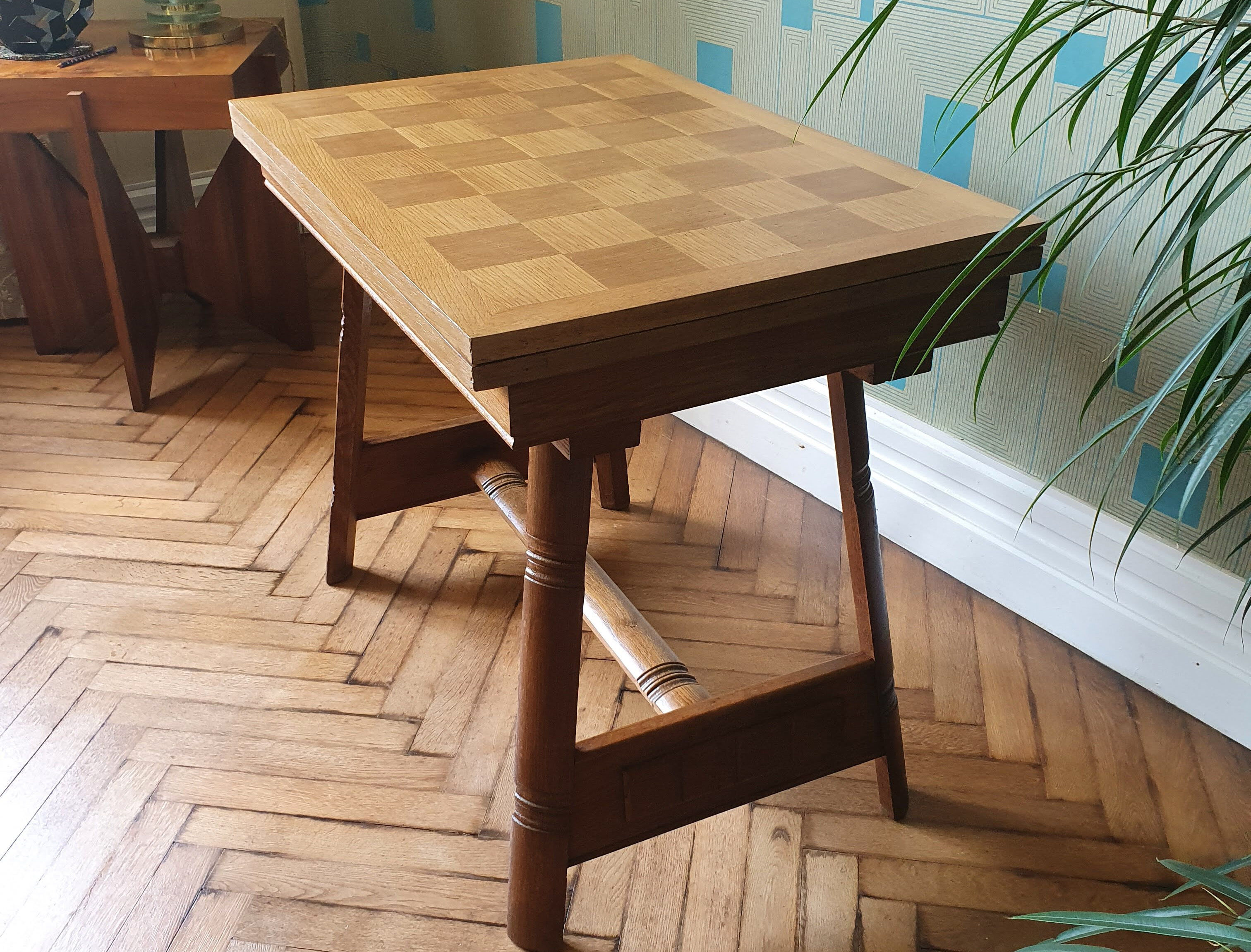 Extendable table Scandinavian design.
