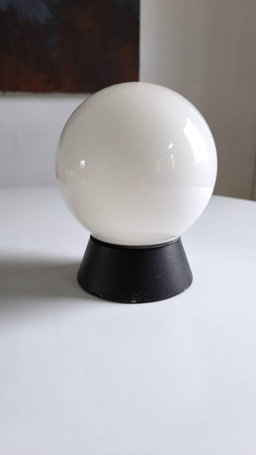 Applique boule en opaline blanche 1970