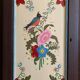 Cabinet fermier peint avec des motifs floraux