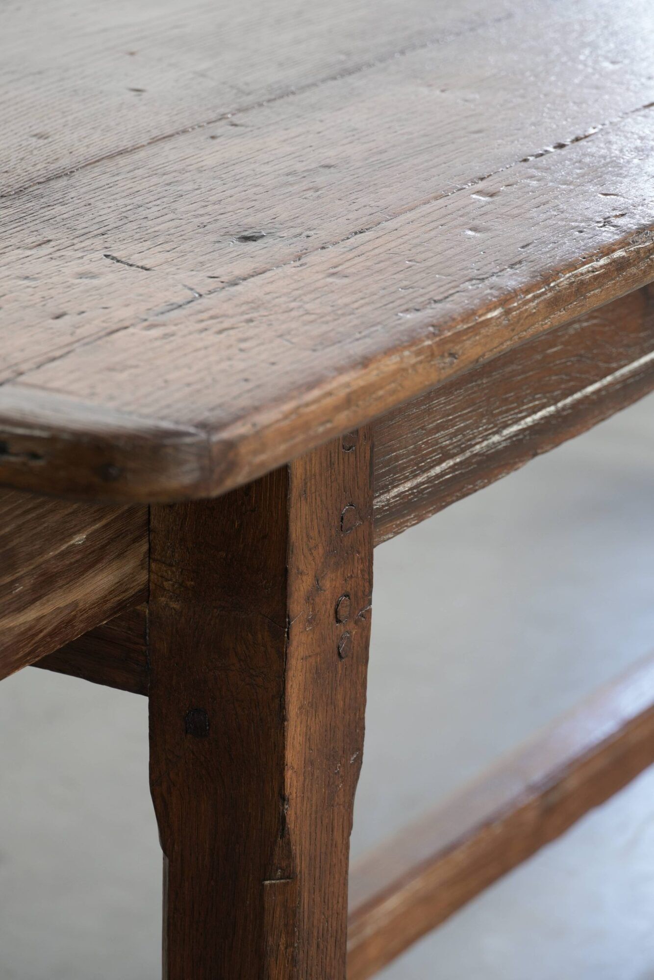 Antique oak dining table from the 18th century for 6 to 8 people